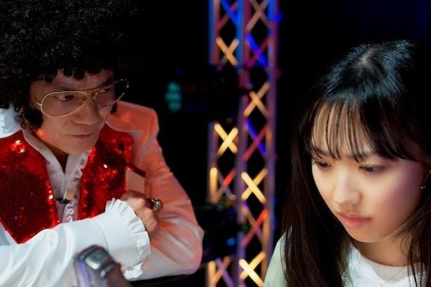 【写真】推理クイズショーの司会者・樺山(唐沢寿明)と天才少女・一子(芦田愛菜)