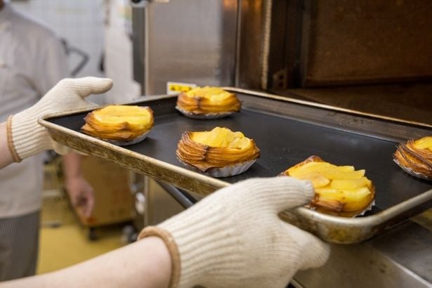 【写真】オーブンから届く焼きたての香り。思わず食欲をそそる、黄金色のデニッシュが焼き上がった瞬間だ