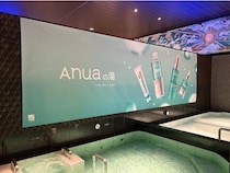 渋谷・改良湯に「Anuaの湯」が誕生。大人気PDRNシリーズや日焼け止め、ガチャが体験できるチャンス！