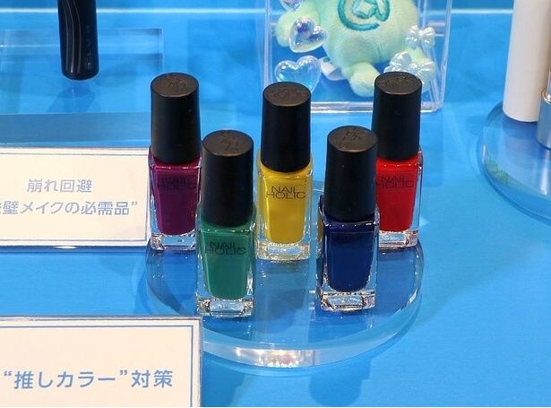 近年は推しのカラーをコスメで取り入れる人も