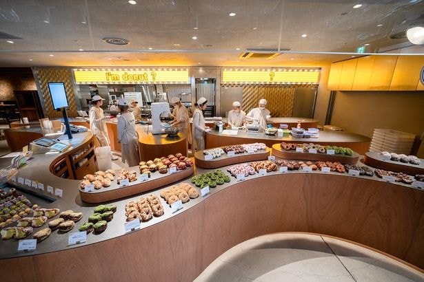 たくさんのドーナツがディスプレイに並ぶ「I'm donut?」の店舗