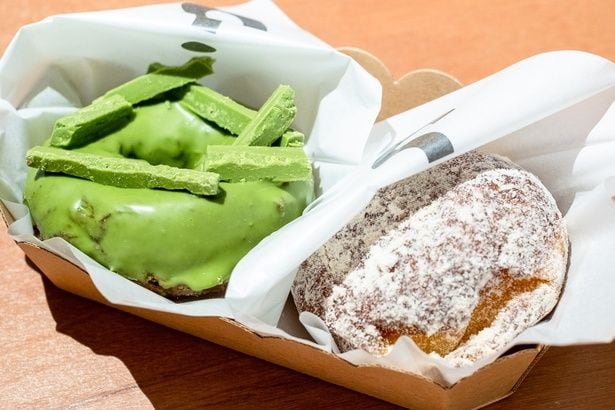 オリジナルメニューの「I'm donut?オリジナル」(右、237円)と、「トリプル抹茶」(左、432円)も人気