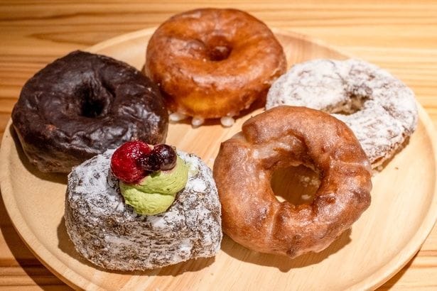 【写真】ハンマーヘッド限定メニュー。写真左下から時計回りに「抹茶とベリーのクリームドーナツ」(518円)、「生グレーズドカカオ」(324円)、「生グレーズド」(302円)、「オールドファッションきび糖」(367円)、「オールドファッション グレーズ」(388円)