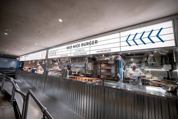 スタイリッシュなオープンキッチンが特徴の「Neo Nice Burger」