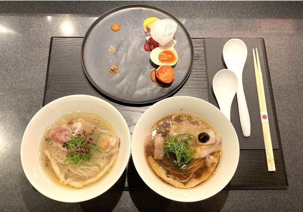 「特製極蔦」(3500円※平日限定)。「極蔦」(2500円)と「特製皿」(1000円※写真上)のセット