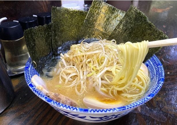 細麺か太麺が選べる(写真は細麺)。臭みや脂っこさがなくシメの一杯や朝ラーにも最適!