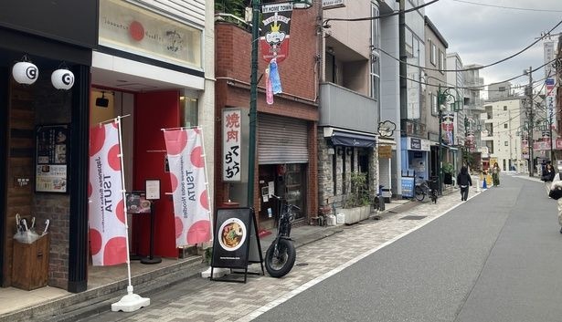 代々木上原駅東口が最寄り。早めの来店がおすすめで、予約サイトでの予約も可能