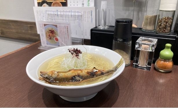 【写真】「あゆラーメン」(1400円)。麺は北海道産小麦を使った低加水で、歯切れのよさが魅力