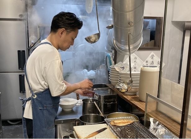店主の内藤卓さん。前職の和食店で培った技術で上品な一杯をつくる