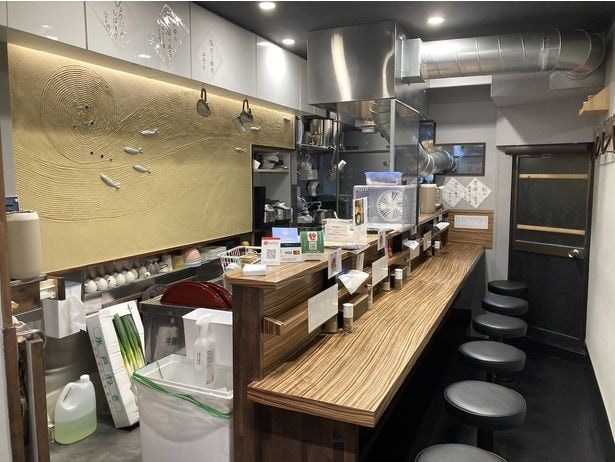 鮎の炭火焼きの様子が見られるライブ感もいい。テーブル席もある