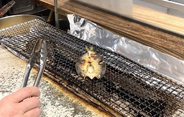 注文後に調理し、焼きたてをトッピング。臭みがなく、炭火の香ばしさでより食べやすい