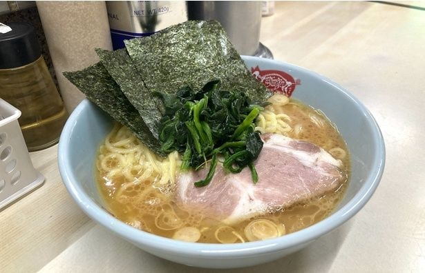 「ラーメン」(並850円)。麺の硬さ、鶏油の量、醤油の濃さはすべて普通でオーダー