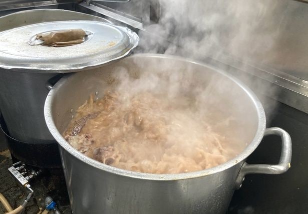 骨の量は1日約50キロにもなる。スーパーバーナーを用いた高火力で炊き続ける