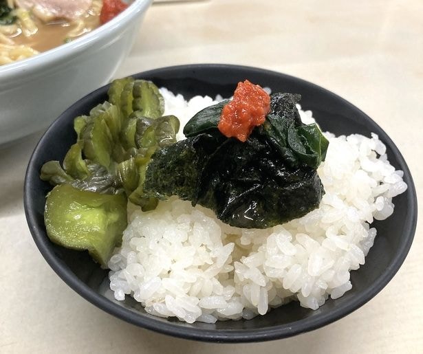 「ライス」(小150円)。家系ファンの間では“幸せ丼”と呼ばれるアレンジを存分に楽しもう!