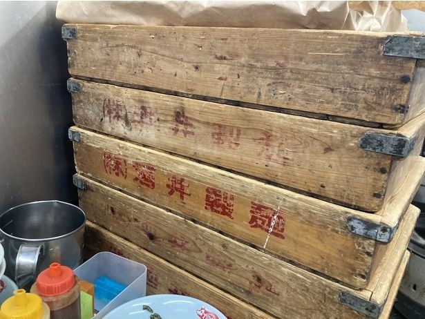 「酒井製麺」の麺を使用。逆刃(切断技術のひとつ)を用いた麺は、あえて付けた断面のザラつきが適度な食感を生み、スープとの絡みをよくする
