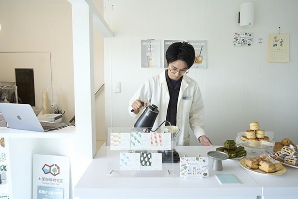抽出の様子はまるで実験室さながら。多彩なコーヒーはお客との会話を通して好みの一杯を提案