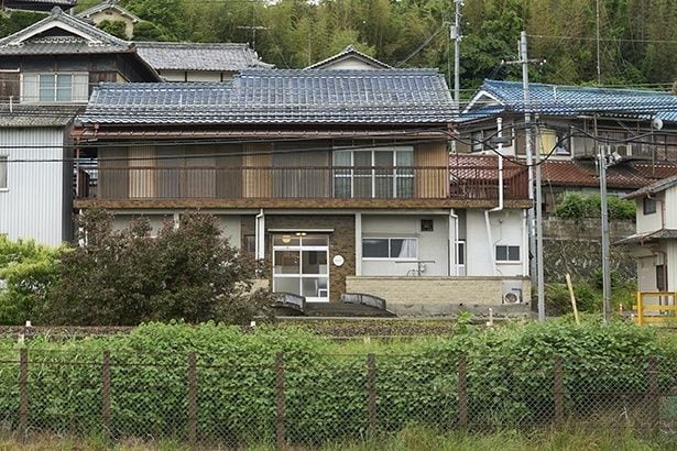 土屋さんの祖父母が営んでいた紀州へら竿工房の建物を改装。のどかなロケーションも魅力