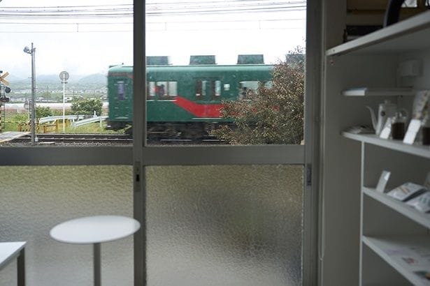 店先の開放的な景色を眺めながらのブレイクタイムは格別。南海電鉄の線路端にあり、珍しい特急車両が見られることも