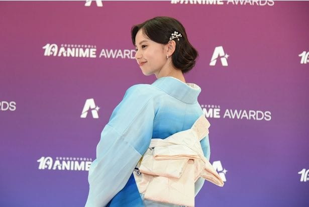 【写真】思わず見入ってしまう、齋藤飛鳥さんの佇まい&うなじの曲線美