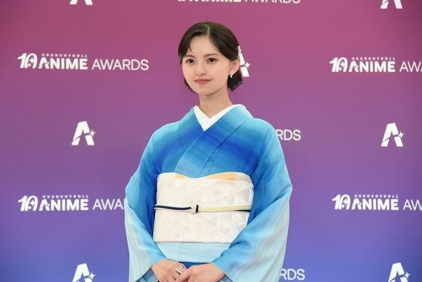 鮮やかなブルーの着物でフォトコールに参加した齋藤飛鳥さん