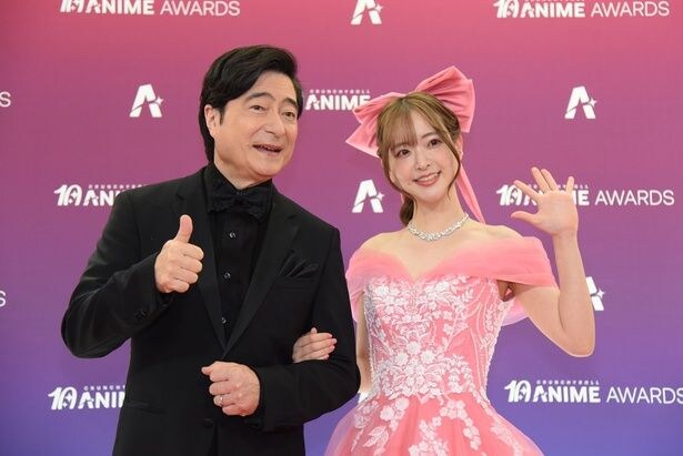 ジョン・カビラさん(写真左)、天城サリーさん(同右):授賞式司会