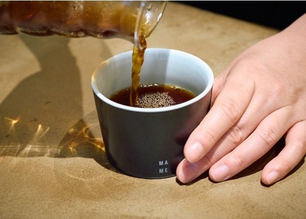深堀さんが育った佐賀の特産品である有田焼の器に注がれる。飲み口が優しく、香りもしっかり実感できる