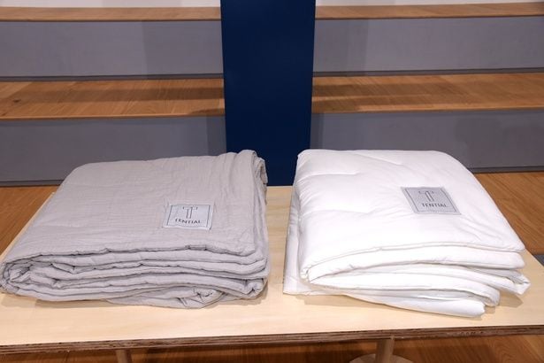 【写真を見る】高機能寝具として注目される「BAKUNE 掛け布団 クール」(右)、「BAKUNE 掛け布団 オーガニックコットン」(左)