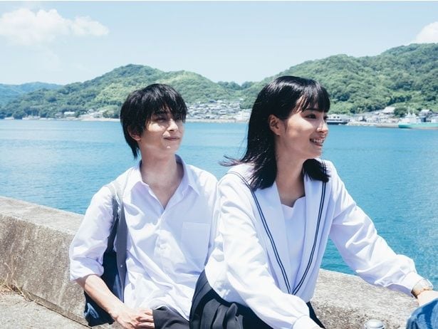 制服を身に纏い自転車で2人乗りをする櫂(横浜流星)と暁海(広瀬すず)