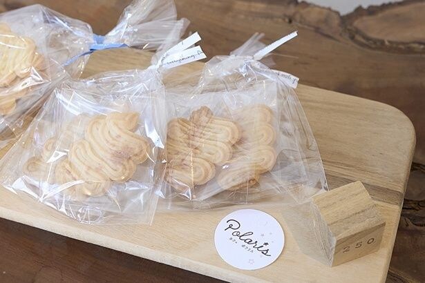 週替わりで、カフェ・ポラリスの焼菓子も販売