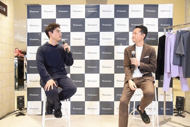 初日には国山ハセンさんとベネクス取締役COO・菱沼信之さんのトークイベントが展開