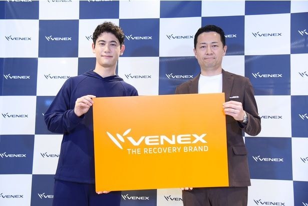 国山ハセンさんとベネクス取締役COO・菱沼信之さん