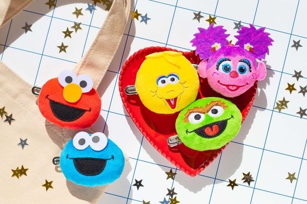 「セサミストリート」のエルモやアビーが“ぬいぐるみ前髪クリップ”に大変身！プライズ景品としてアミューズメント施設に登場