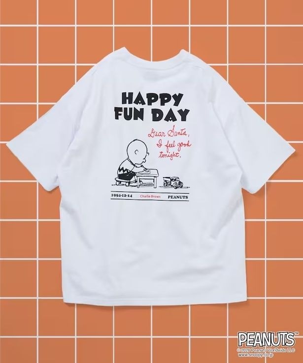 「PEANUTS/ピーナッツ 別注 ビッグシルエット バックプリント クルーネックTシャツ/HAPPY FUN DAY 【限定展開】(ホワイト)」(4994円)