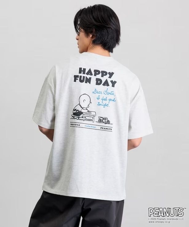 「PEANUTS/ピーナッツ 別注 ビッグシルエット バックプリント クルーネックTシャツ/HAPPY FUN DAY 【限定展開】(アッシュグレー)」(4994円)