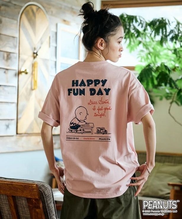 「PEANUTS/ピーナッツ 別注 ビッグシルエット バックプリント クルーネックTシャツ/HAPPY FUN DAY 【限定展開】(ピンク)」(4994円)