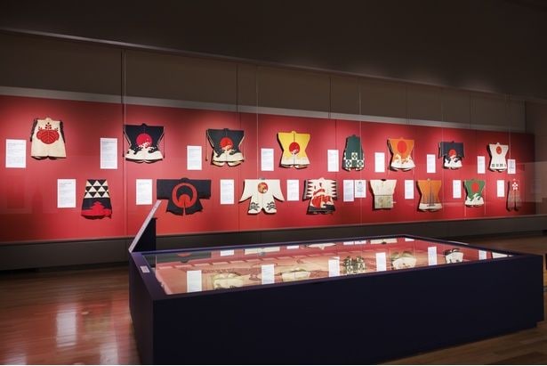 歴代当主の鮮やかで個性的デザインが光る陣羽織。「百万石!加賀前田家」展示風景