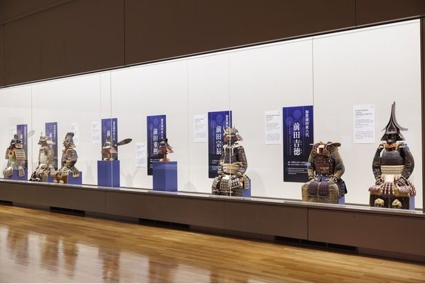 歴代当主の甲冑がずらっと並ぶ第1章。「百万石!加賀前田家」展示風景