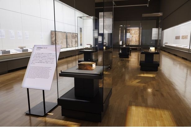 書画が並ぶ展示室の中央に、名工たちが残した加賀蒔絵の名品が展示されている。「百万石!加賀前田家」展示風景