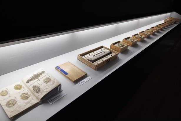 工芸の魅力を伝える「百工比照」。「百万石!加賀前田家」展示風景