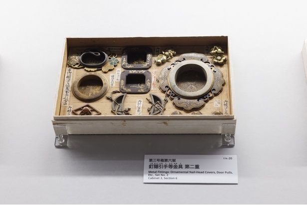 重要文化 財百工比照第三号箱第六架 釘隠引手等金具 第二重/江戸時代・17~18世紀