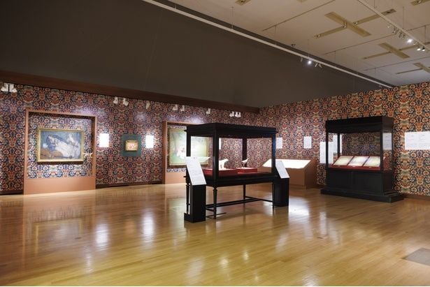 クライマックスの展示室は、旧前田家本邸洋館・大客室を再現。「百万石!加賀前田家」展示風景のコピー