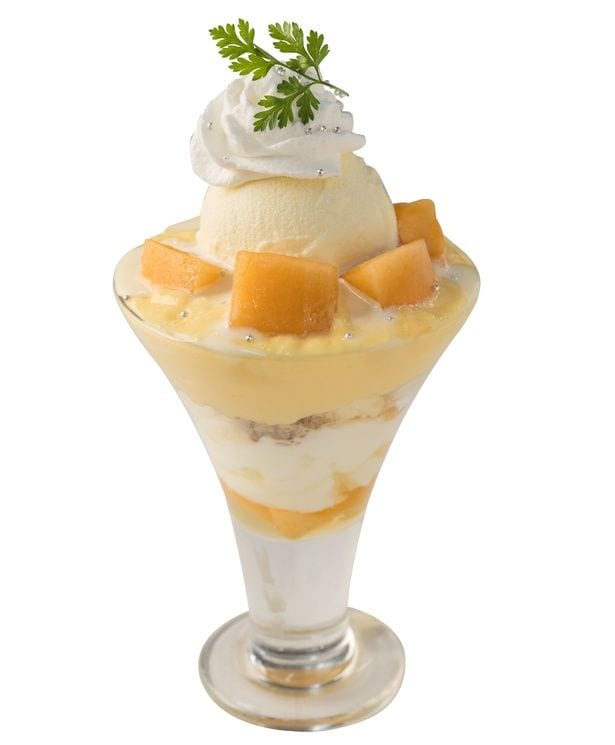 クインシーメロンをふんだんに使った「贅沢メロンパフェ(ドリンク付き)」。1日5食限定
