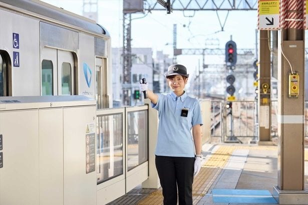 小田急電鉄は2026年6月1日から「エアリズムコットンカノコポロシャツ」制服の導入範囲を拡大した