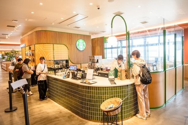 館内には「スターバックスコーヒー 読谷村立図書館店」が併設されている