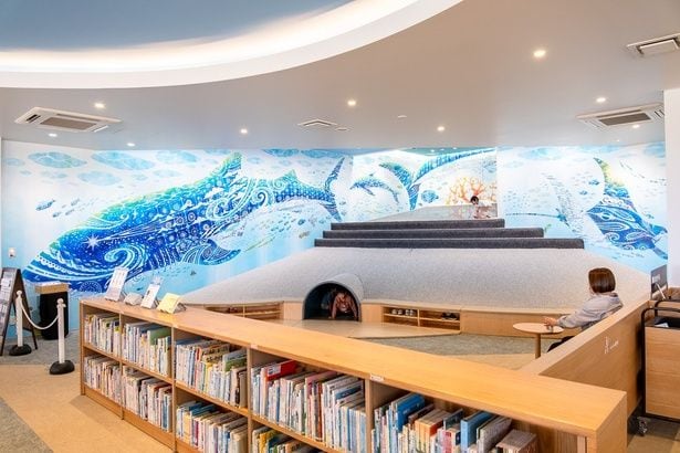 ジンベエザメなど、海の生き物のイラストが描かれた、鮮やかなアートワークが魅力的な「こどもとしょかん」