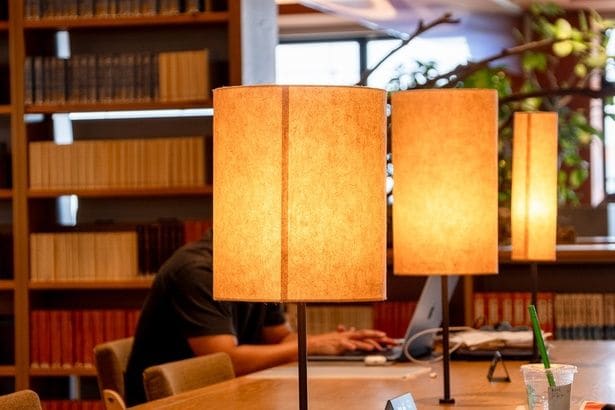 「芭蕉紙」でつくられたシェードが、優しい灯りで手もとを照らしてくれる