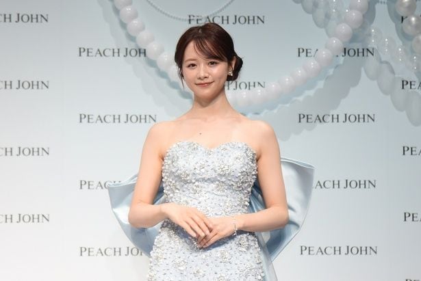 人魚をイメージしたドレス姿でイベントに登壇した森香澄さん