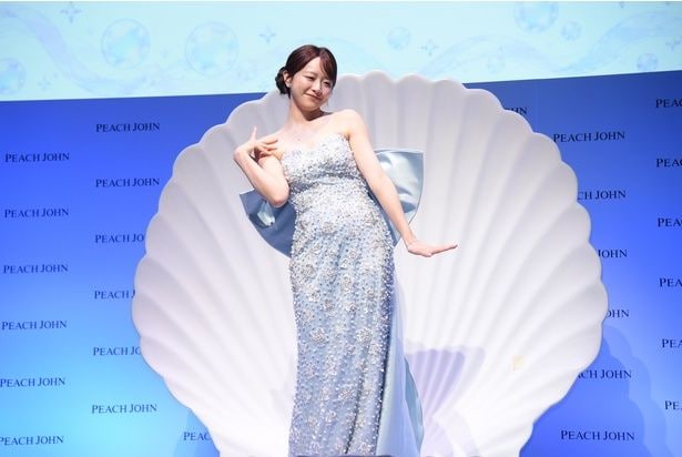 森香澄さんが考えた“優雅にオアシスで涼を取るポーズ”