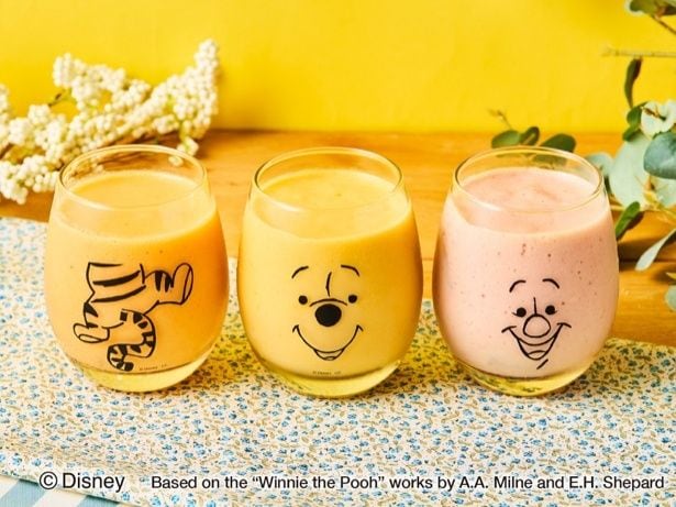 森の仲間たちのスムージー(左から、キャロット＆アップル＜Tigger＞、マンゴー＆パイナップル＜Pooh＞、ストロベリー＆パイナップル＜Piglet＞)