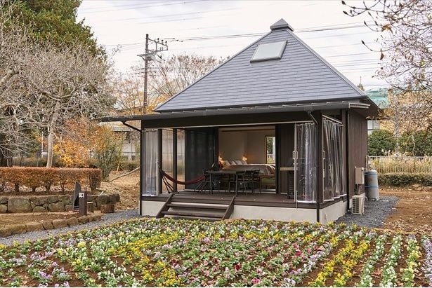 目の前に花壇があり、自然を身近に感じられる「ボタニカルコテージ」
